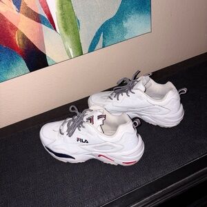 Womens FILA workout sneakers lifestyle running shoe travel cute fitness trainers